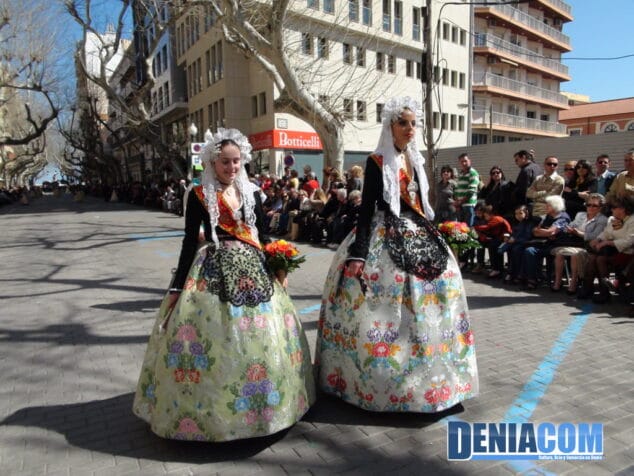 Con la ofrenda florecieron las emociones falleras 77 Ofrenda 76
