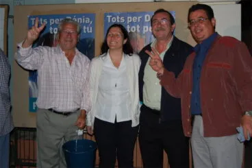 Pegada de carteles Tots per Denia