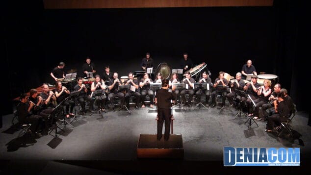 Los alumnos del curso de dirección de collas ponen lo aprendido sobre el escenario 1 00 Concierto de Clausura de las XI Jornadas de Instrumentos Populares de Dénia