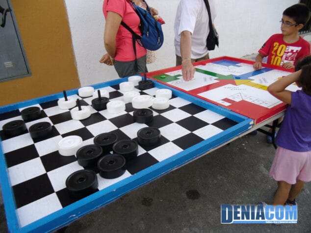 Los más pequeños pasan la tarde con juegos tradicionales en Les Roques 1 00 Damas y parchis
