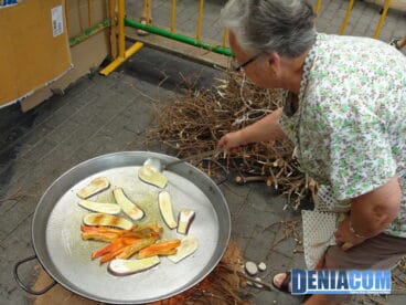 00 Los mayores cocinan sus paellas en las Fiestas de Dénia 2011