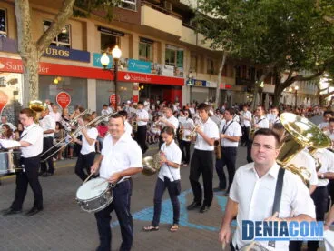 01 Carrozas de Dénia 2011 – Agrupació Artística Musical de Dénia