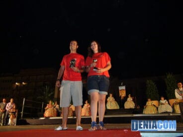 28 La Falla París Pedrera recoge sus premios de las Cucañas