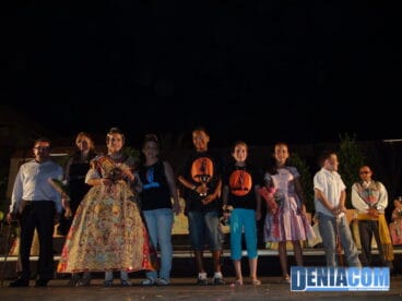 32 La Falla Roques recoge sus premios de las Cucañas