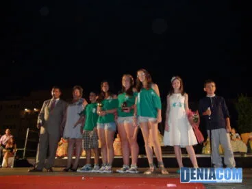 33 La Falla Saladar recoge sus premios de las Cucañas