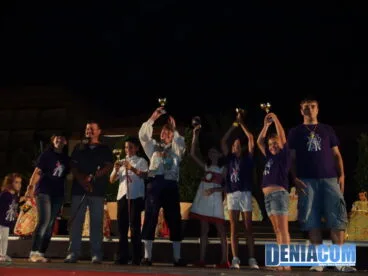 37 La Falla Campaments recoge sus premios de las Cucañas
