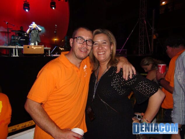 Ana Kringe junto a un miembro de la comision de fiestas 2011 de Dénia