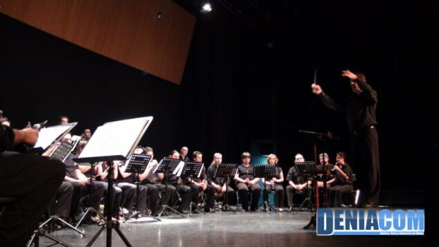Los alumnos del curso de dirección de collas ponen lo aprendido sobre el escenario 4 Antonio de la Asunción dirige a la Colla La Socarrà