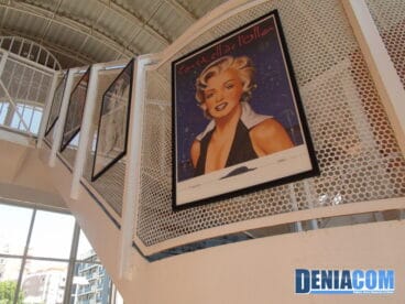 Carteles en las escaleras de la Estación de Dénia