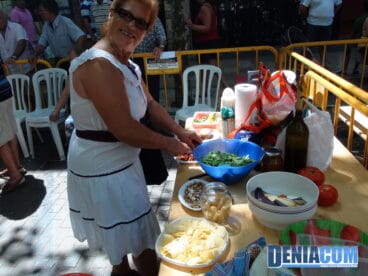 Cocinera preparando su paella el Día del Mayor