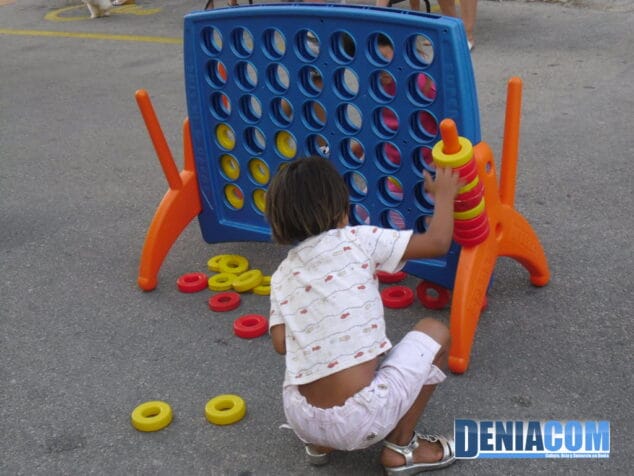 Los más pequeños pasan la tarde con juegos tradicionales en Les Roques 3 Cuatro en Raya