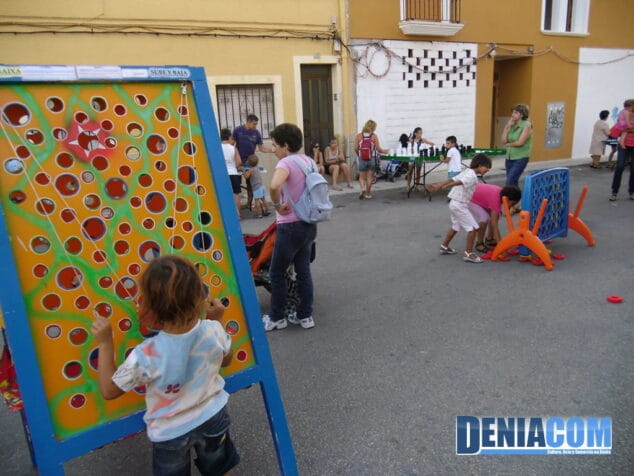Los más pequeños pasan la tarde con juegos tradicionales en Les Roques 4 Cultural als barris en Les Roques
