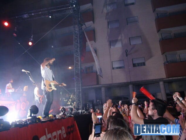 "El Pescao" se mete al público en el bolsillo en el cierre de las Fiestas Mayores del 2011 8 El Pescao con el público
