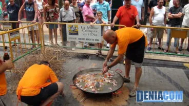 Falleros en el concurso de paellas de las fiestas de Dénia 2011