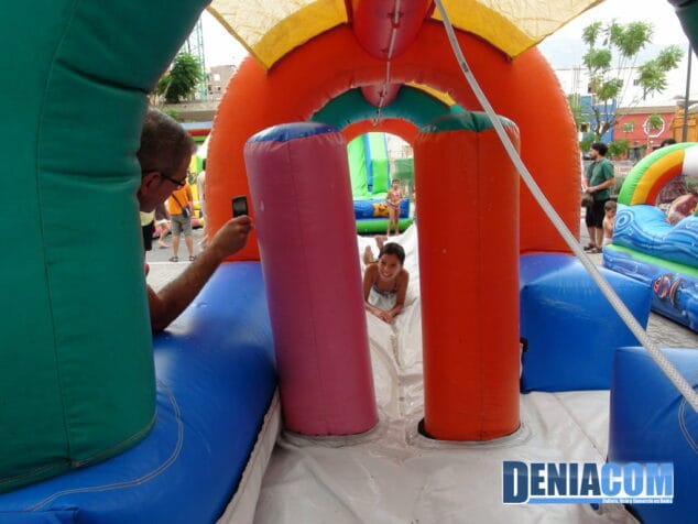 Los niños disfrutan de los castillos hinchables de la Calle La Vía 4 Fiesta acuática para los más pequeños
