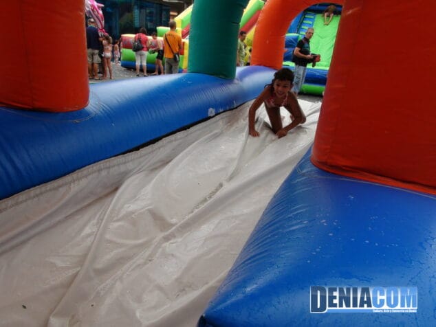 Los niños disfrutan de los castillos hinchables de la Calle La Vía 8 Fiestas de Dénia con los más pequeños