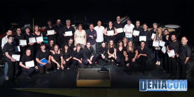 Los alumnos del curso de dirección de collas ponen lo aprendido sobre el escenario 6 Foto de familia de las IX Jornadas de Instrumentos Populares de Dénia