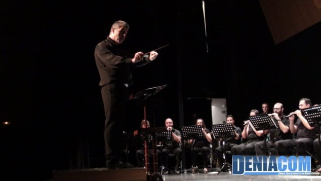 Los alumnos del curso de dirección de collas ponen lo aprendido sobre el escenario 7 Francisco Argente Pujades dirige a la Colla La Socarrà