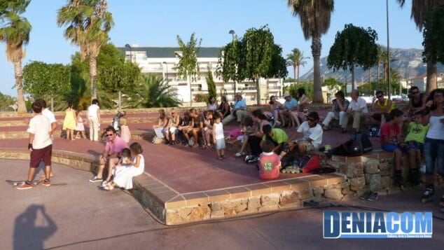 Castillos hinchables y cuentacuentos convierten en mágica una tarde en el Parque de les Bassetes 8 Gentío en la fiesta infantil de les Bassetes