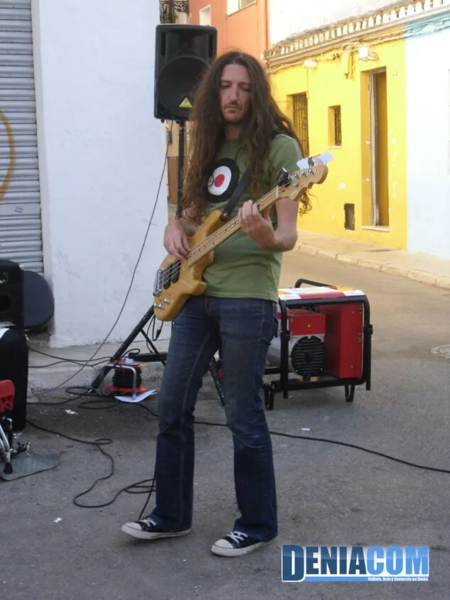 Cultura als barris llegó a Les Roques con la actuación de The good, the bad and the ugly 2 Guitarrista de The good the bad and the ugly