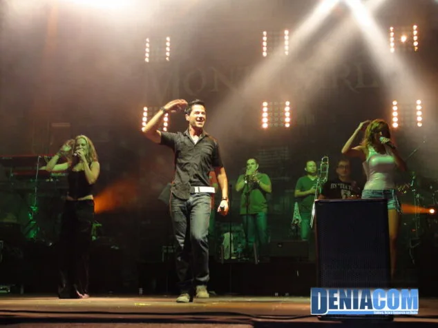 La Orquesta Montecarlo sobre el escenario de Dénia