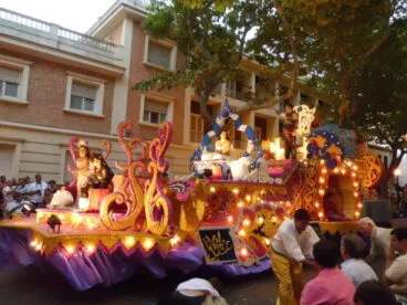 La carroza de la Falla Oeste en la Calle Campos