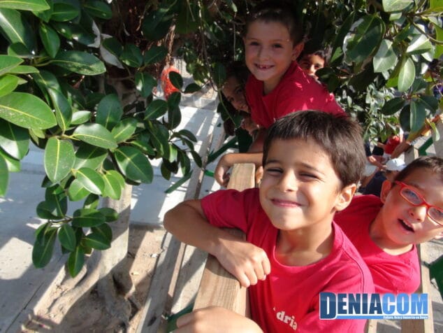 Los niños ven los toros desde la barrera