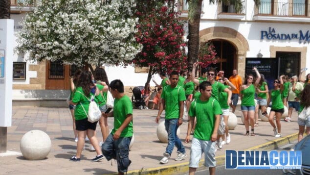 Los quintos reparten el programa de fiestas 2011 10