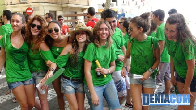 Los quintos reparten el programa de fiestas 2011 16
