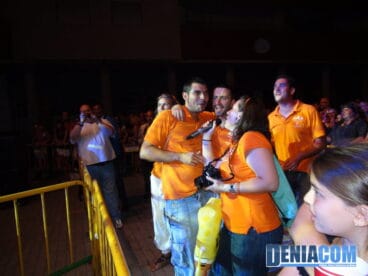 Miembros de la Comisión de Fiestas 2011 cantando