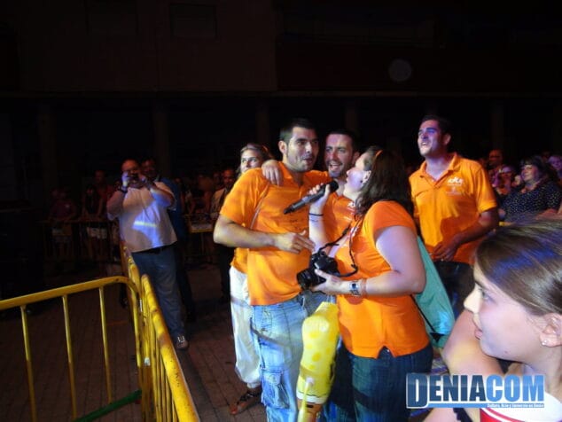 Miembros de la Comisión de Fiestas 2011 cantando