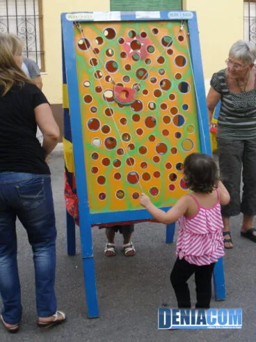 Niña jugando en los Tradijocs