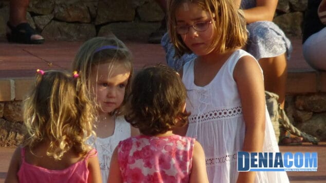 Castillos hinchables y cuentacuentos convierten en mágica una tarde en el Parque de les Bassetes 11 Niñas hablando en la fiesta infantil