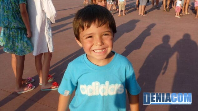 Castillos hinchables y cuentacuentos convierten en mágica una tarde en el Parque de les Bassetes 13 Niño feliz en les Bassetes