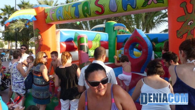 Castillos hinchables y cuentacuentos convierten en mágica una tarde en el Parque de les Bassetes 15 Padres madres e hijos en los castillos de les Bassetes
