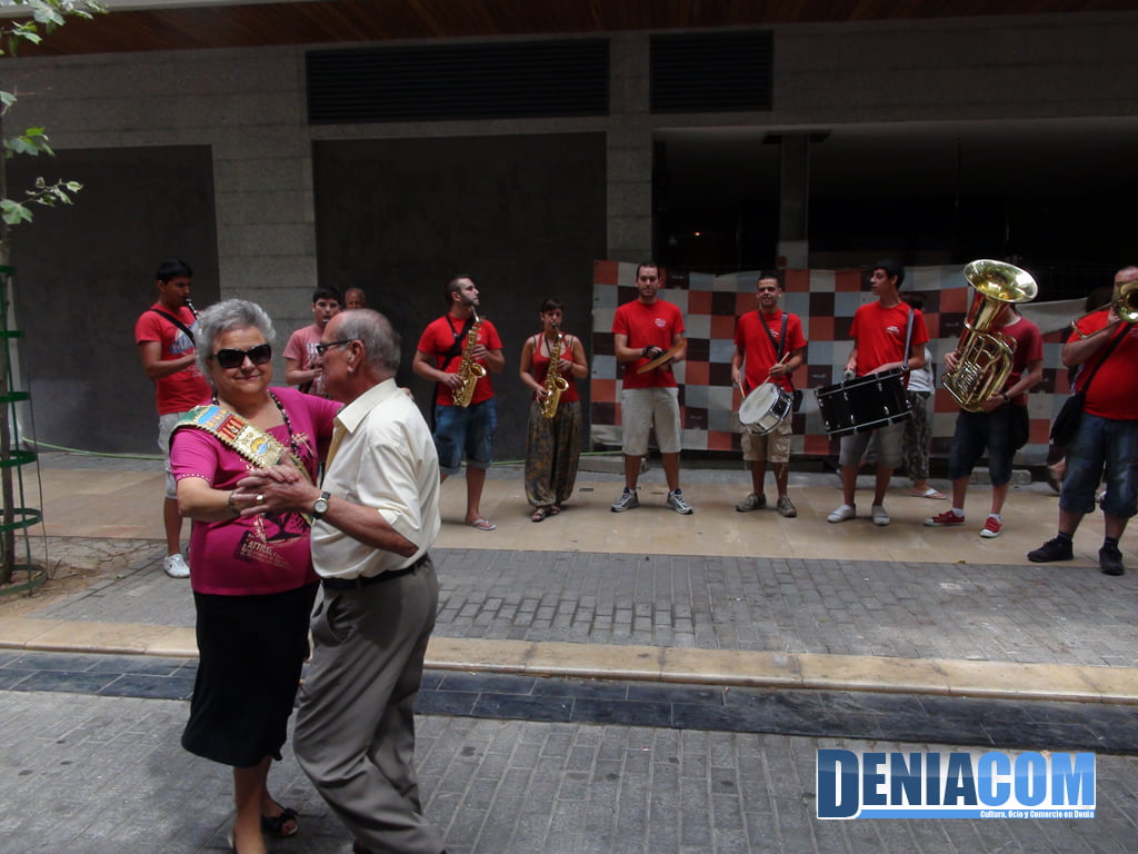 Pepita Tent reina del hogar del jubilado en el concurso de paellas del Día del Mayor en las Fiestas de Dénia 2011