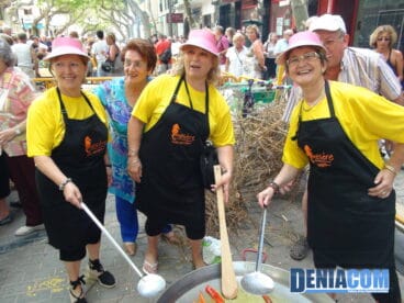 Preparando la paella para el concurso del Día del Mayor