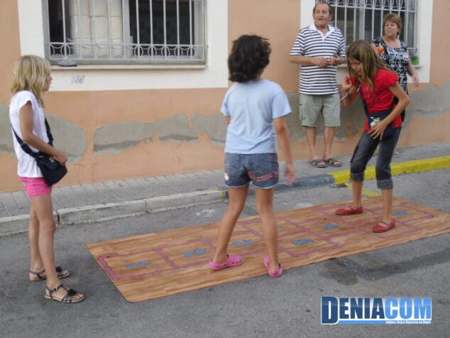 Los más pequeños pasan la tarde con juegos tradicionales en Les Roques 6 Sambori