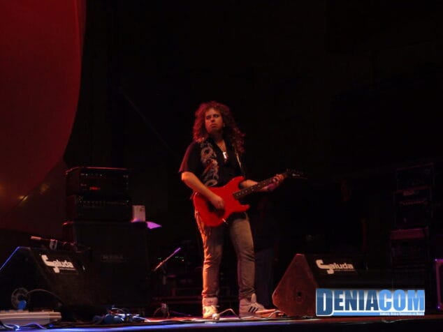 Sobre el escenario de la Noche del pop Español en Dénia