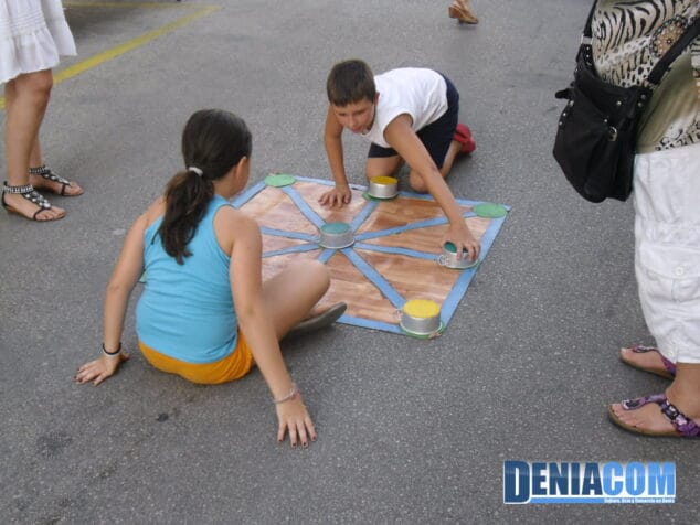 Los más pequeños pasan la tarde con juegos tradicionales en Les Roques 8 Tres en raya