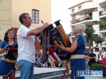 09 Paco Arnau coloca los corbatines a la capitanía cristiana 2011 – Filà Almogàvers