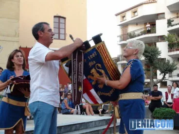 09 Paco Arnau coloca los corbatines a la capitanía cristiana 2011 – Filà Almogàvers
