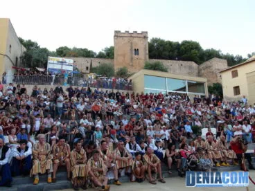 17 Público asistente al pregón de moros 2011 en Dénia