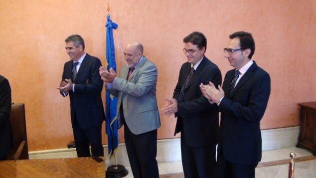 Adolfo Utor y presentes celebran la firma del convenio