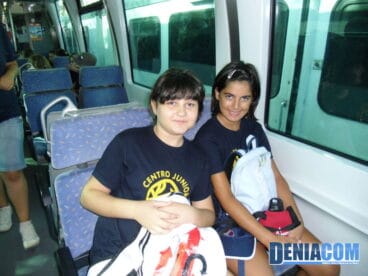 Algunos niños viajan en tren por primera vez