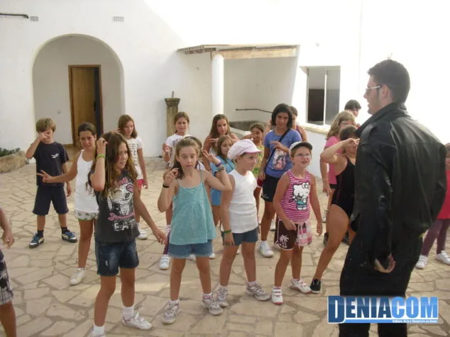 El campamento de Juniors San Antonio teletransporta a los niños hasta la prehistoria 6 Años 50 en el albergue de L´oreneta