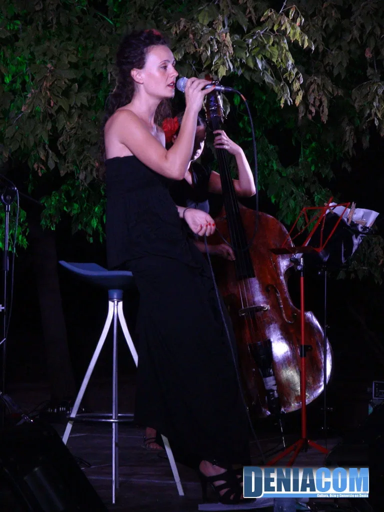 Cantante de Boleros en Femení