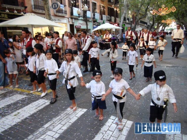 El futuro de los Moros y Cristianos de Dénia desfila por la Calle Marqués de Campo 2 Desfile Infantil de la Filà Marins Corsaris