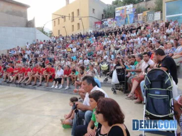 El Desembarco de los Moros y Crisitanos 2011 abarrota la Plaza del Consell