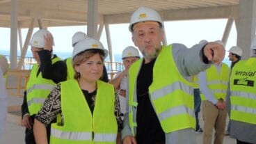 El arquitecto competente enseña las obras a la consellera